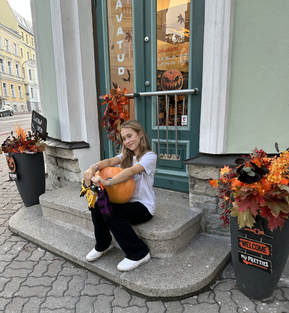 Sokisahtel’s Halloween window display showcasing festive socks, pumpkins, and spooky decorations.