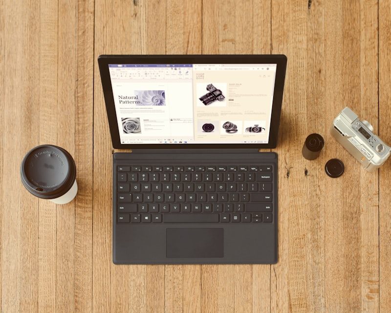 Laptop on desk - online shopping uses the same psychological principles
